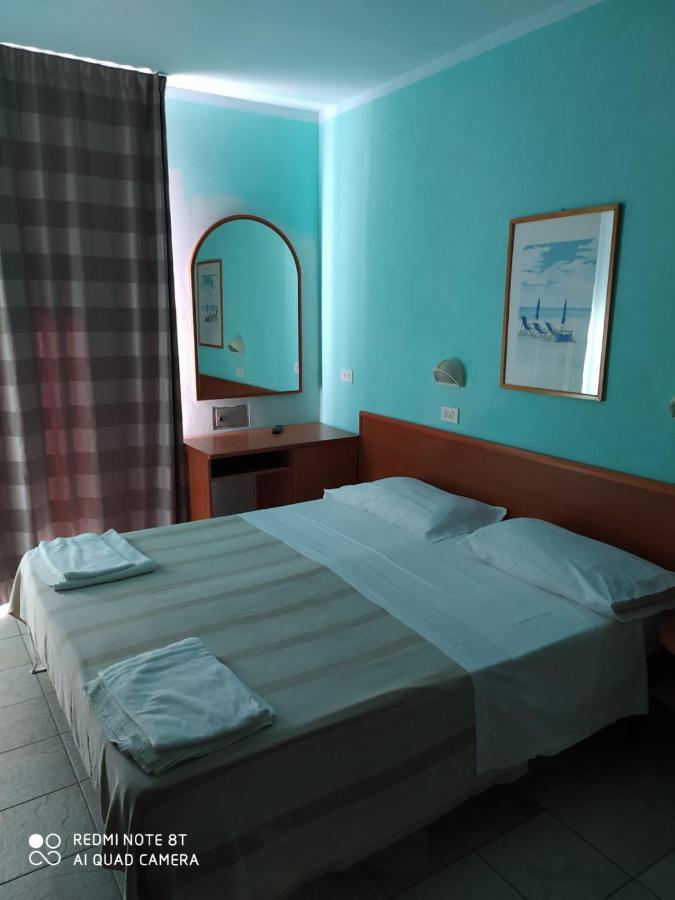 Hotel Blue Moon Rimini Exterior photo