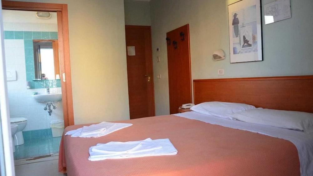 Hotel Blue Moon Rimini Exterior photo