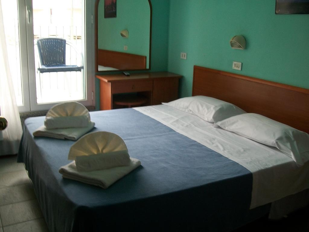 Hotel Blue Moon Rimini Exterior photo