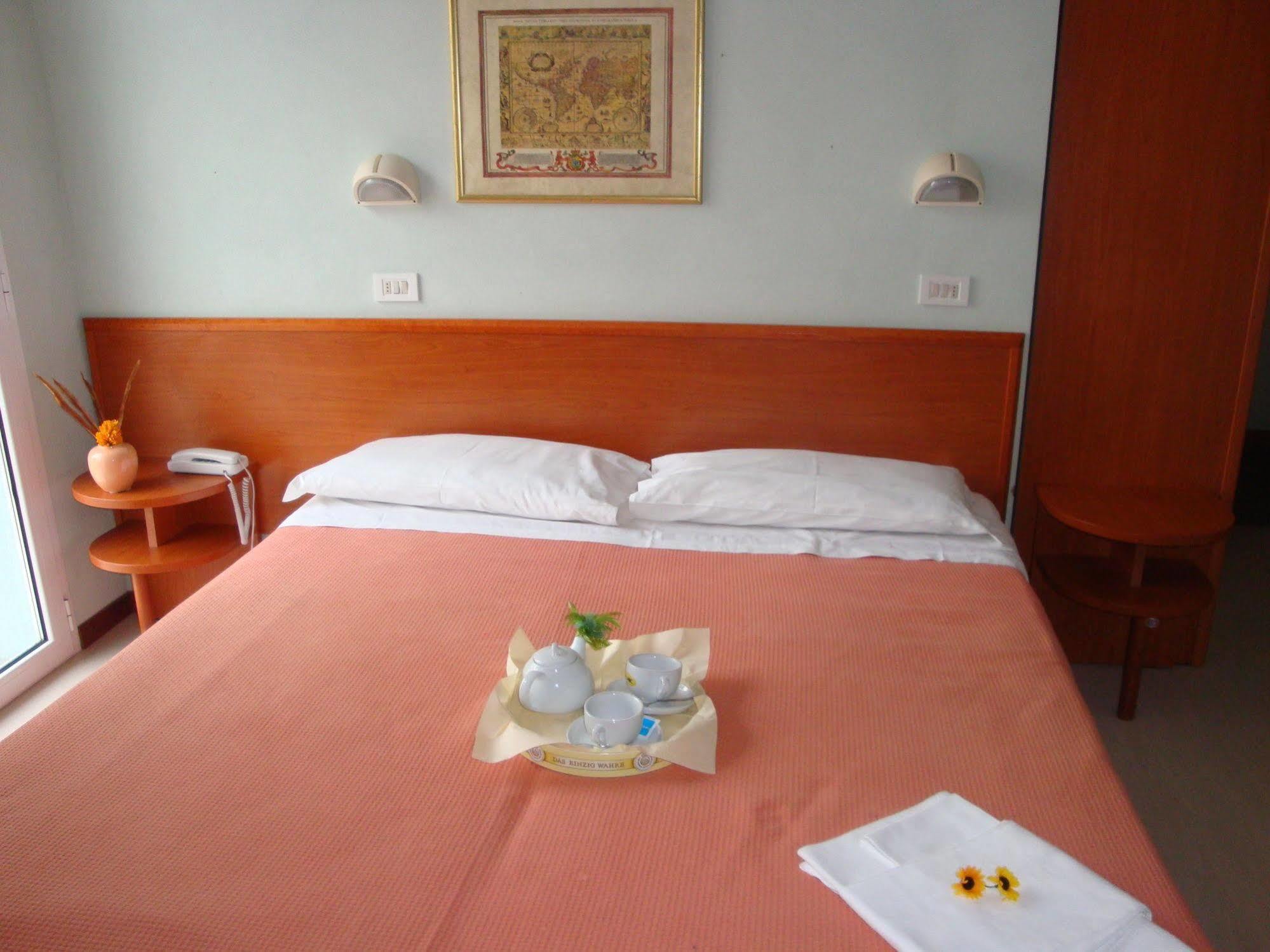 Hotel Blue Moon Rimini Exterior photo